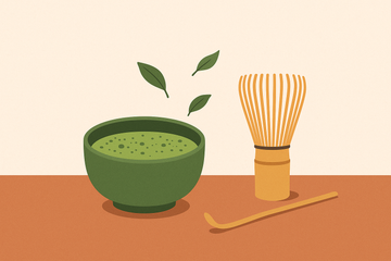 Cuenco de té matcha con espuma verde, batidor de bambú chasen y cuchara medidora chashaku sobre fondo claro