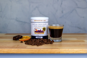 Café con chocolate y naranja molido, lata con espresso